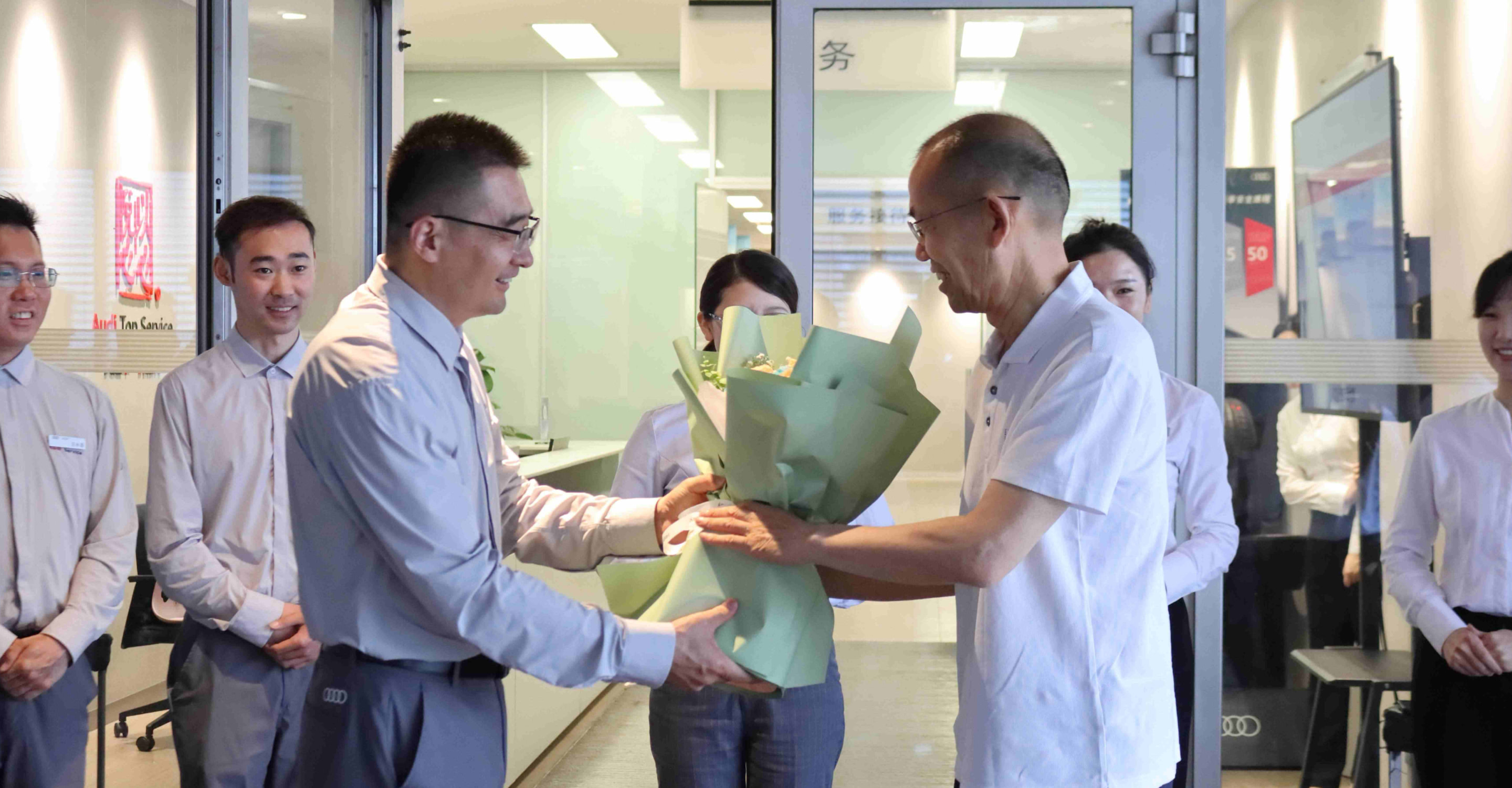 3.一汽奥迪向李贵发赠送免费保养权益服务，不仅是对其个人的赞誉，更是品牌践行社会责任的生动体现